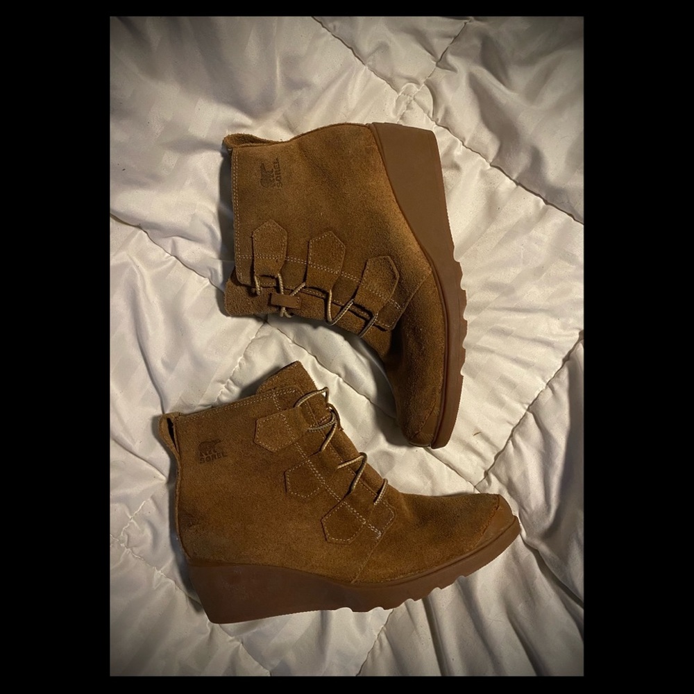 Suede Sorel wedge booties!!❤️